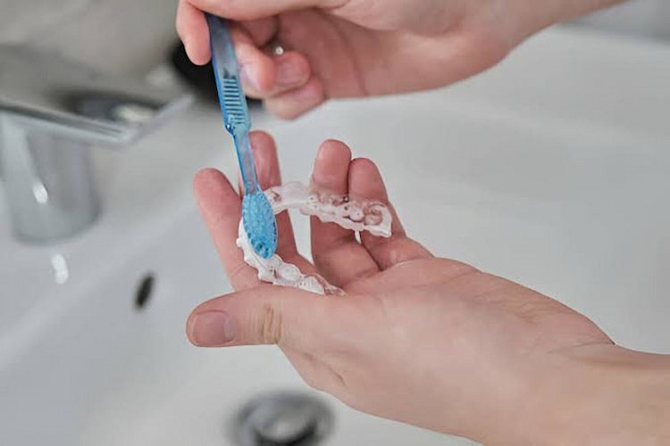 a photo showing how to clean Invisalign